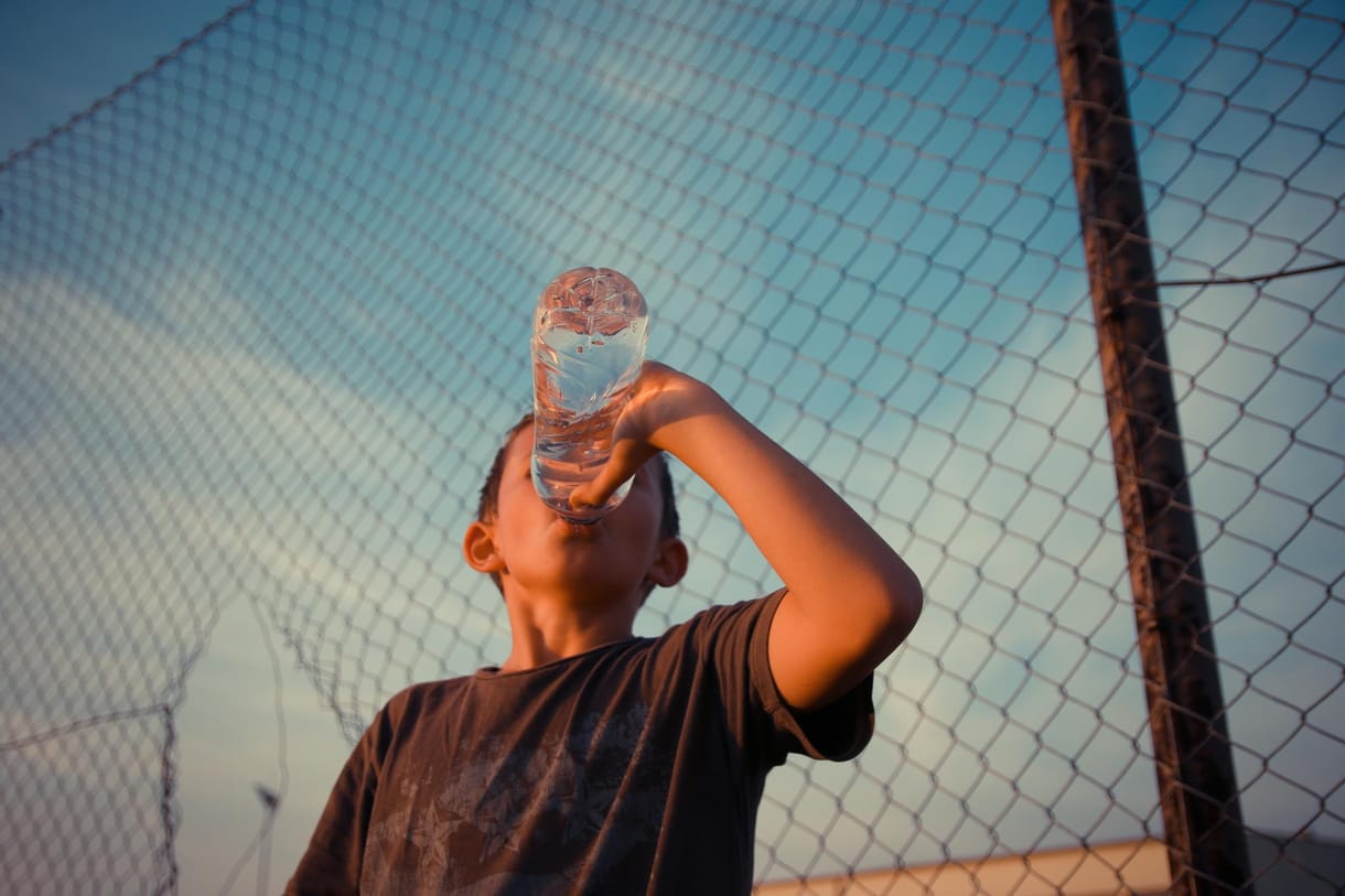 Meglepő hatása van, ha egy gyerek naponta megiszik 2,5 liter vizet