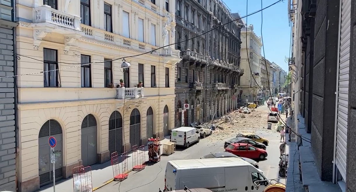 Élőben a Jókai utcai házomlás helyszínéről – így néz ki a szemközti házból az utca