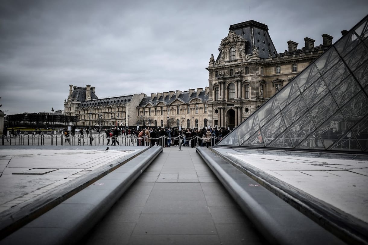 Nem csak az Eiffel-torony, de a Louvre és a versailles-i kastély díszkivilágításán is spórolnak