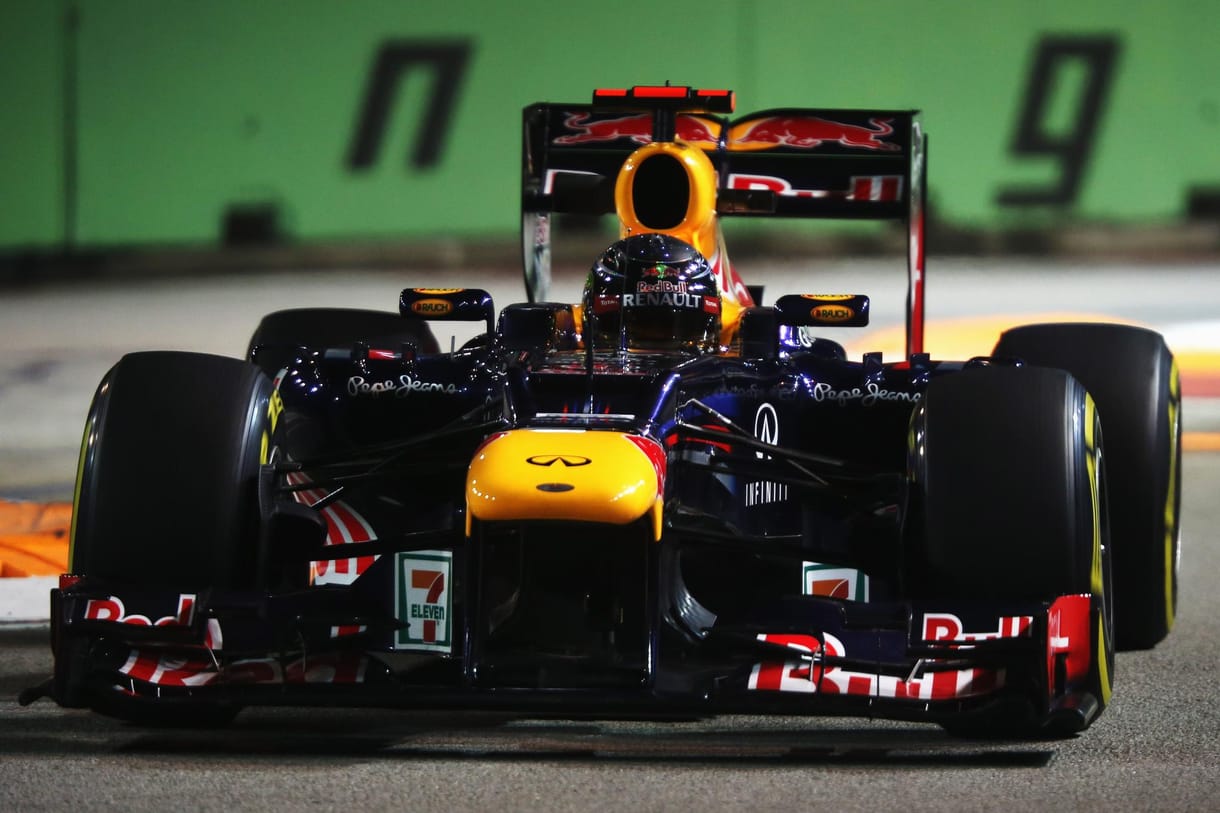 Vettel győzött, Hamilton kiesett Szingapúrban