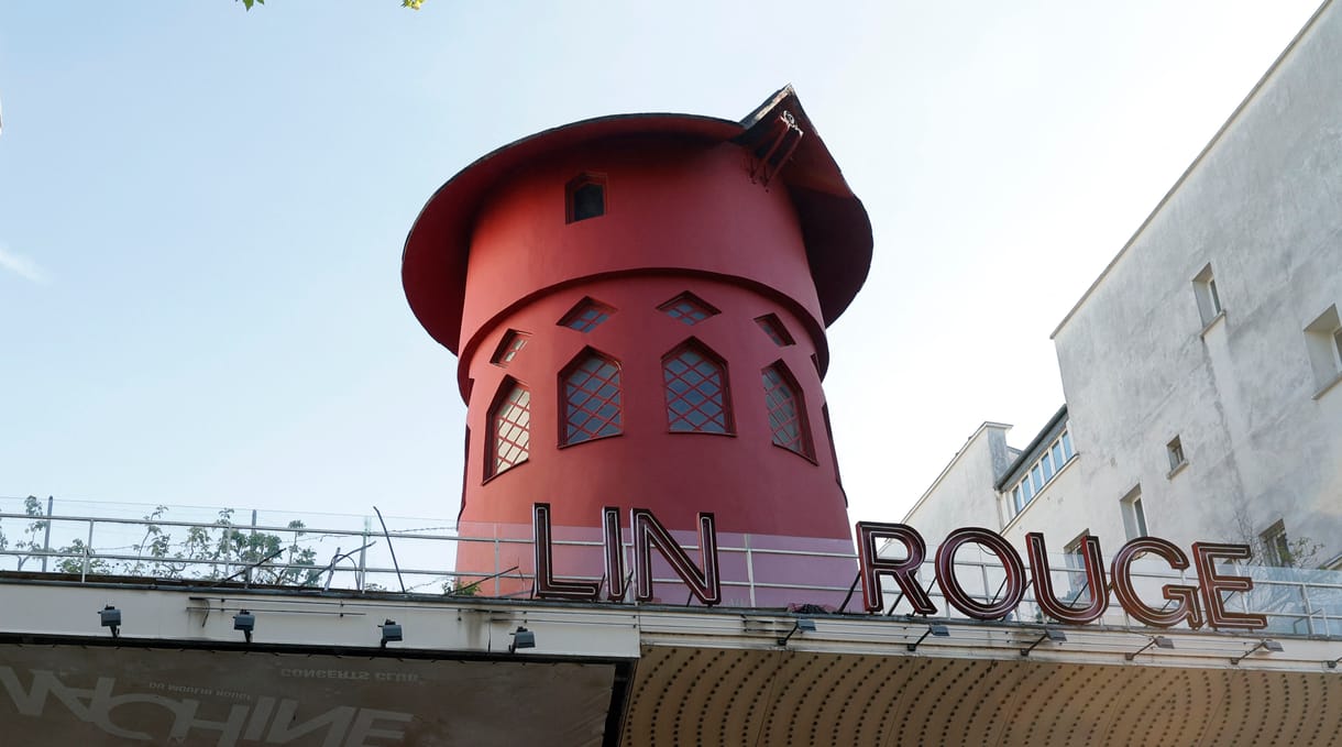 Leszakadtak a széllapátok a párizsi Moulin Rouge-ról