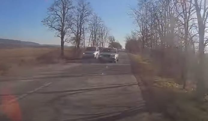 Túlvállalta magát az öreg Mercedes sofőrje, majdnem egy motoros bánta – videó
