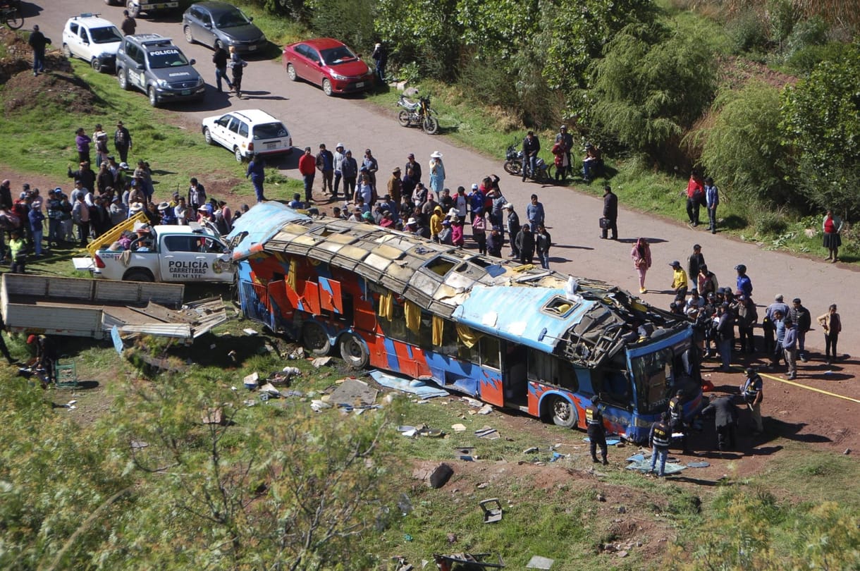 Szakadékba zuhant egy iskolai busz Peruban, többen meghaltak
