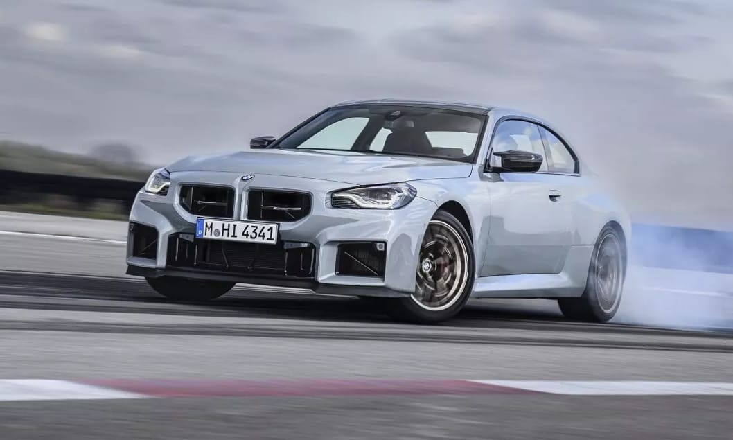 Úgy viszik a BMW méregdrága kis élményautóját, mint a cukrot