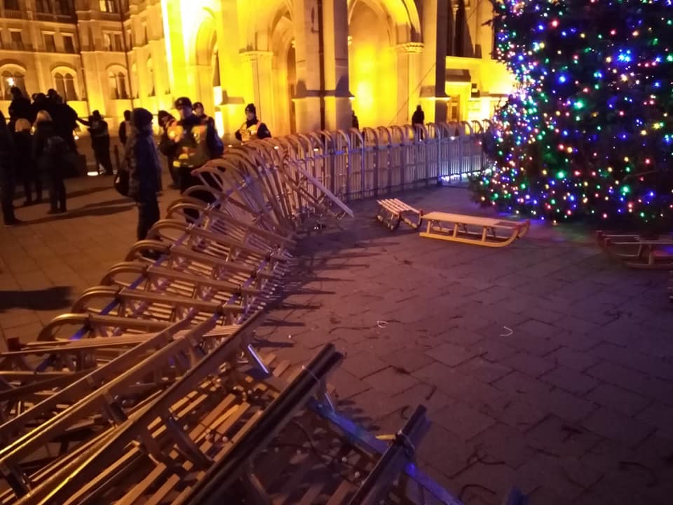 Gyűjtést szervez a Momentum, hogy pótolják a Kossuth téri tüntetésen megrongálódott szánkókat