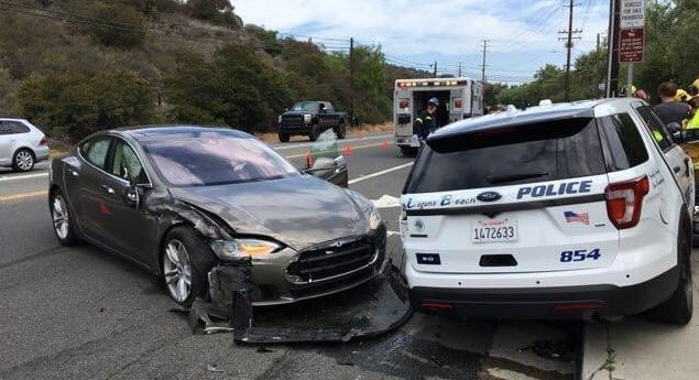 Rendőrautónak vezette a kocsit az önvezető módba kapcsolt Tesla