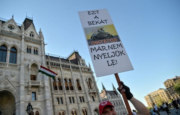 Egyre többen terveznek kordonbontást a parlamentnél