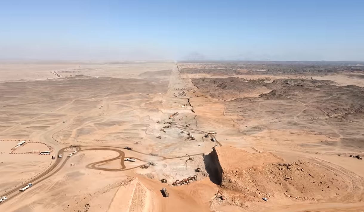 Már kotorják Szaúd-Arábiában a 170 kilométer hosszú megalomán vonalváros alapjait – videó