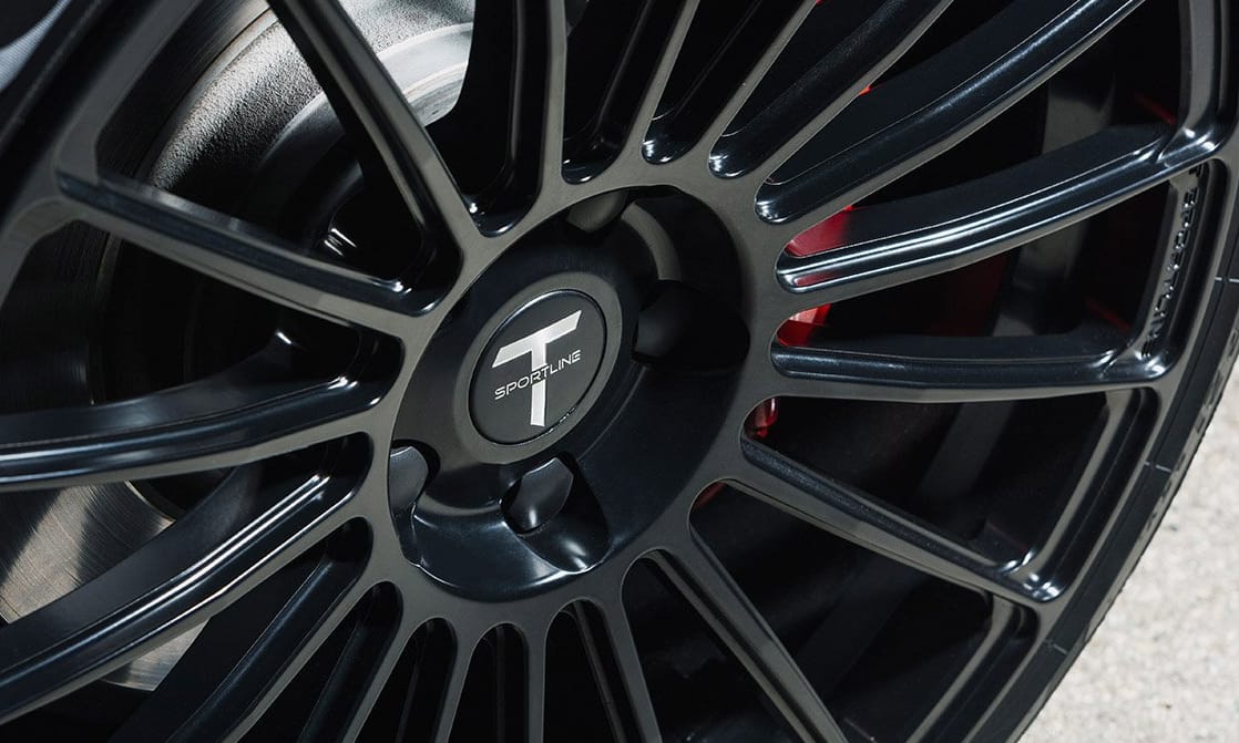 Tesla a benzinkúton - sikerült megtankolni, videó a mutatványról