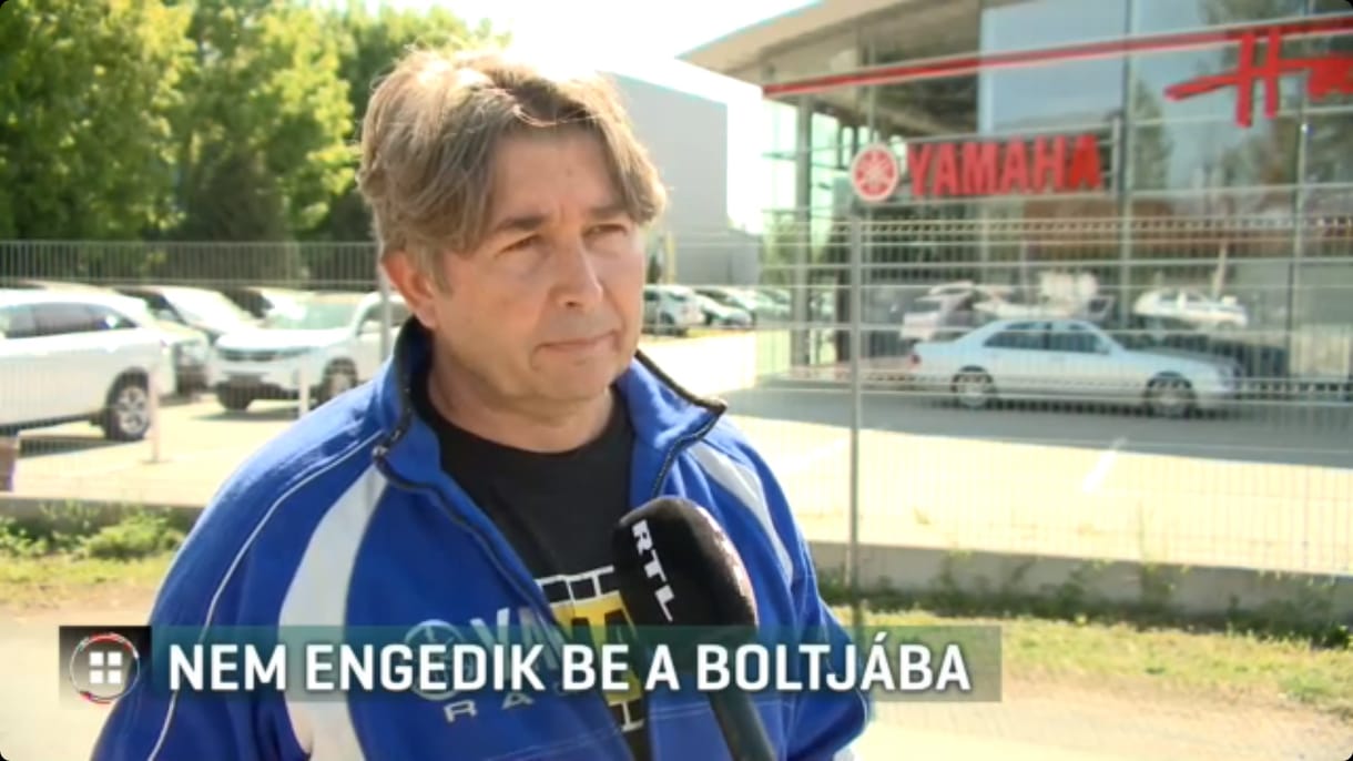 Nem engedik be a saját üzletébe az egykori motorversenyzőt