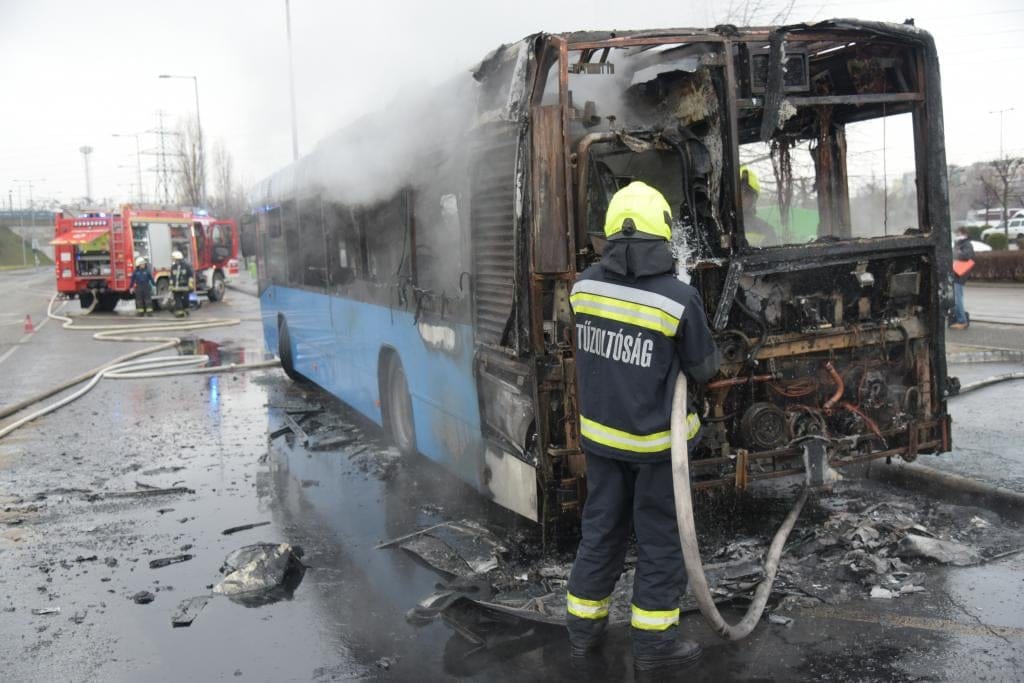 Teljesen kiégett egy BKV-busz Újbudán