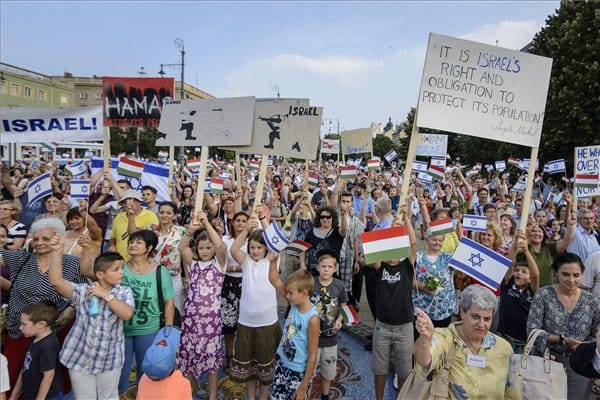 Fotók: Izrael mellett és ellen tüntettek Debrecenben