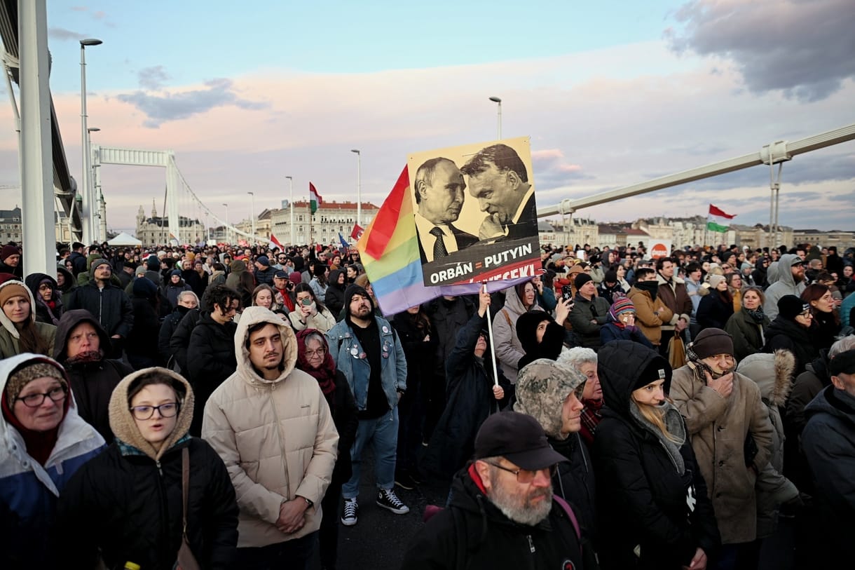 „Muszáj valamit csinálni, mert megőrülsz” – videón a jövőért is aggódó hídfoglalók