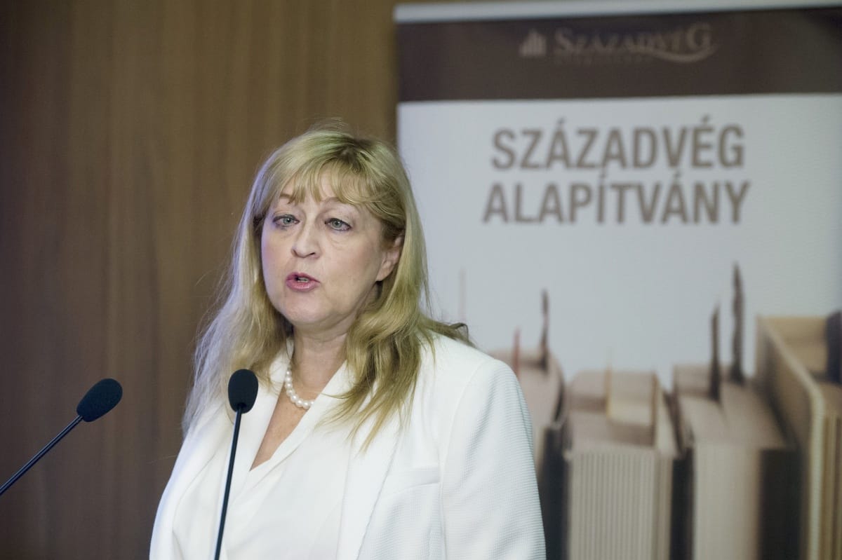 A nap, amikor az EU ismét beintett Orbánéknak, de legalább Schmidt Mária szereti őket – nagyon szereti