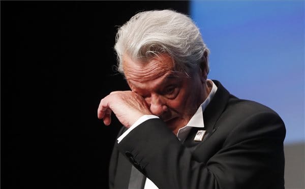 Alain Delon gyerekei azt állítják: apjuk gondozója kihasználja a színészt