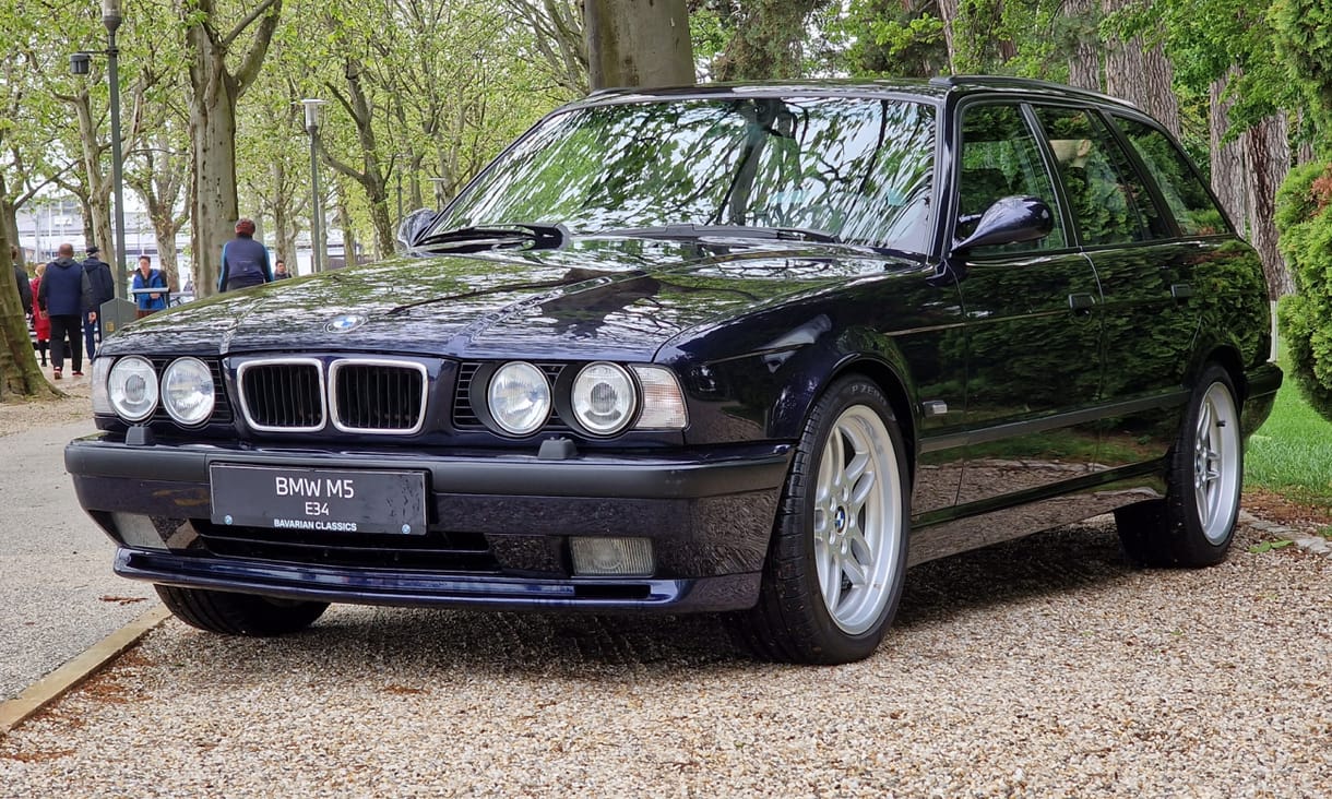 Családot fuvaroz, altat és aztán durván tarkón vág: 29 éves BMW M5 kombit hajtottunk meg