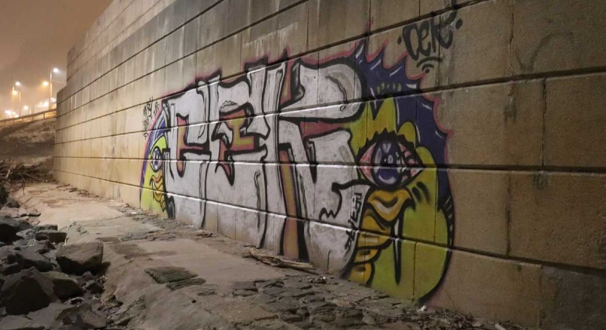 Külföldi fiatal fújt fel egy 20 négyzetméteres graffitit az Erzsébet híd pillérjére