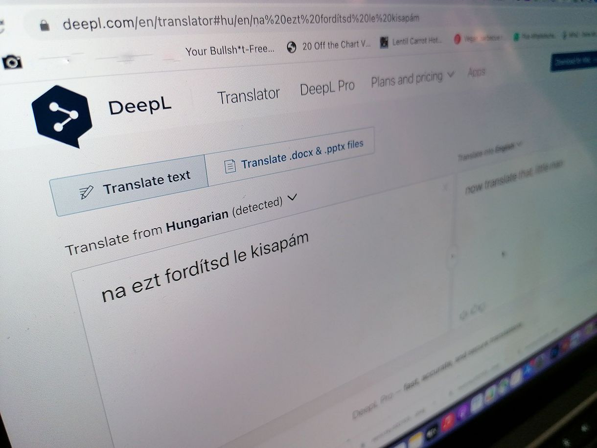 Sokkal jobb, mint a Google Fordító, és most már magyarul is tud