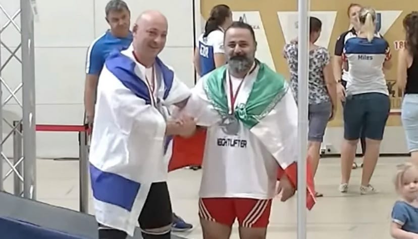 Egy életre eltiltották az izraelivel kezet fogó iráni súlyemelőt