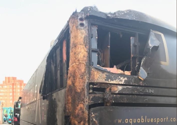 Felgyújtották egy bringás csapat buszát a Vueltán