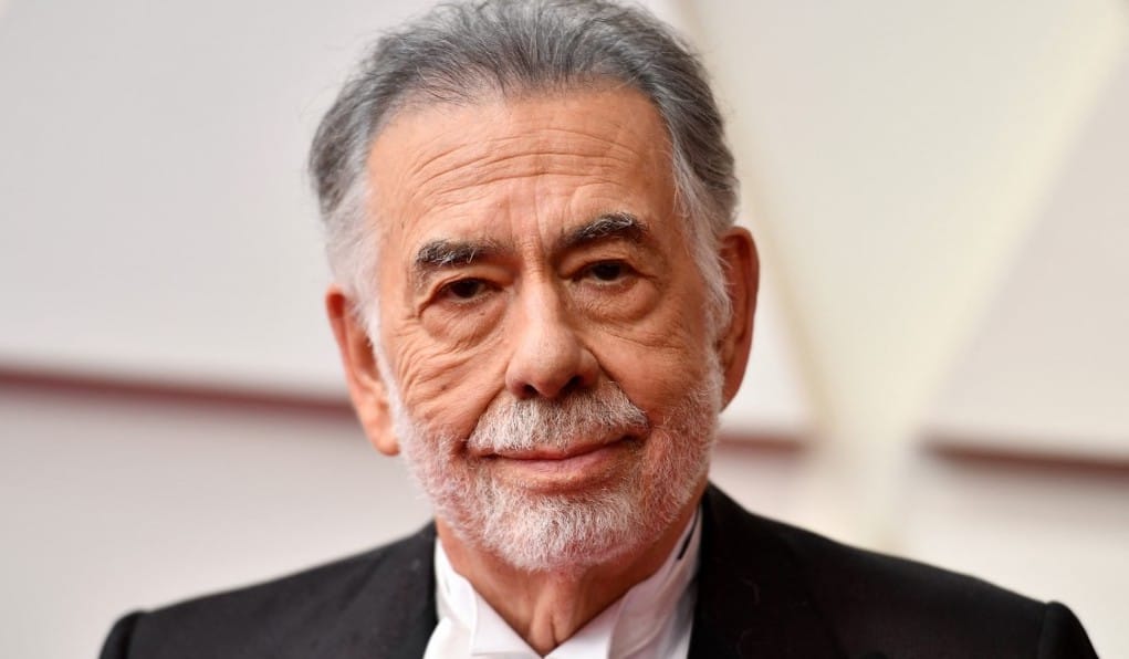 Francis Ford Coppola két videó szerint tolakodóan puszilgatta és ölelgette az új filmjének statisztáit