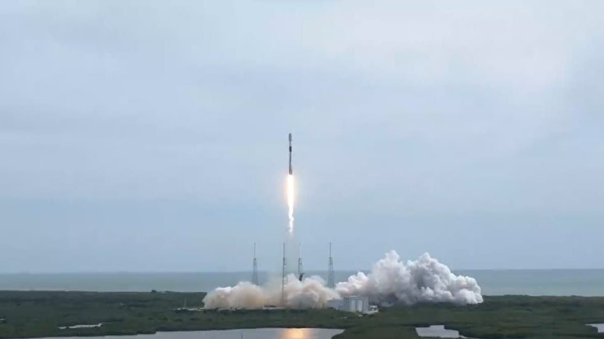 Videón, ahogy útnak indul a SpaceX rakétája, a fedélzetén 21 újabb Starlink műholddal