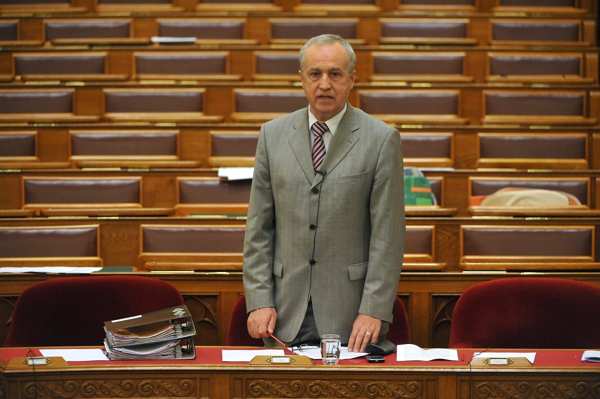 Komárom megelőlegez tűzoltóinak 42 millió forint túlórapénzt