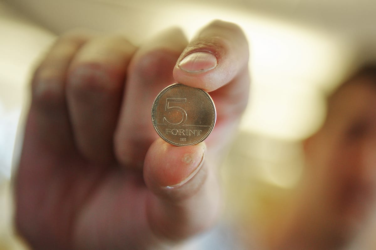 Bankszámlán vagy párnacihában parkol a pénzünk, kamat nélkül