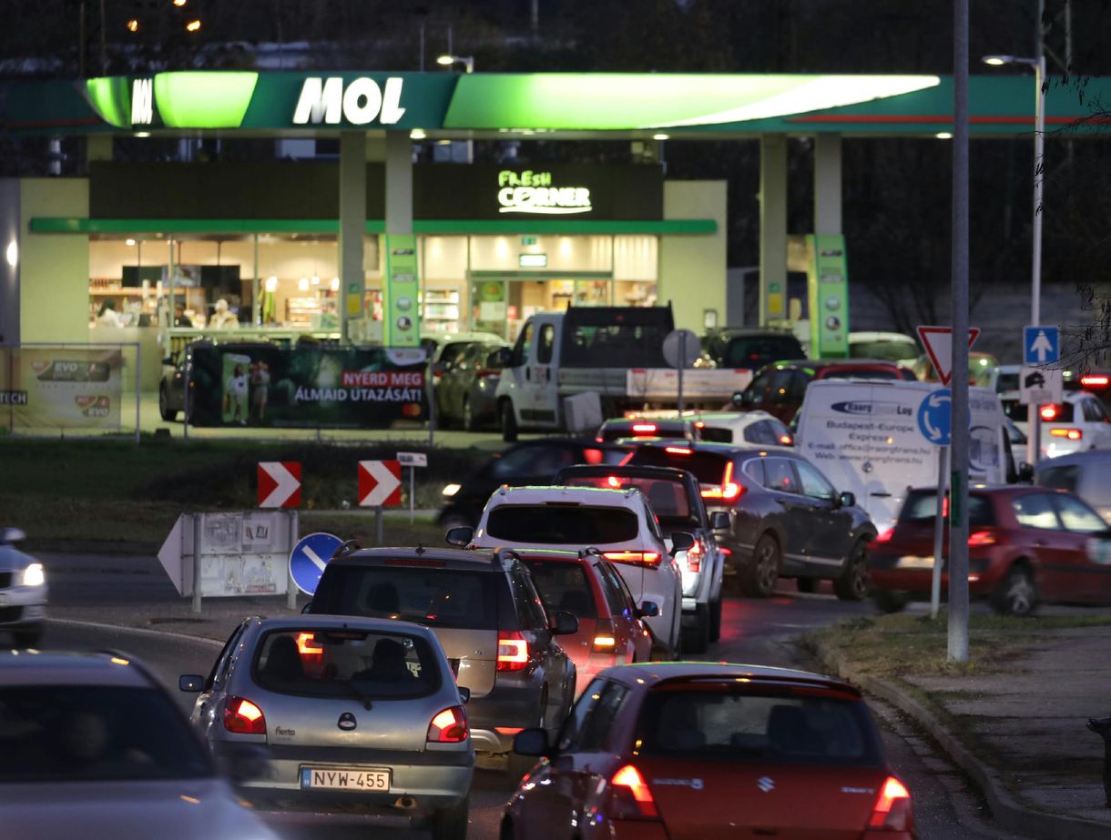 Hat forinttal olcsóbb lesz az üzemanyag péntektől