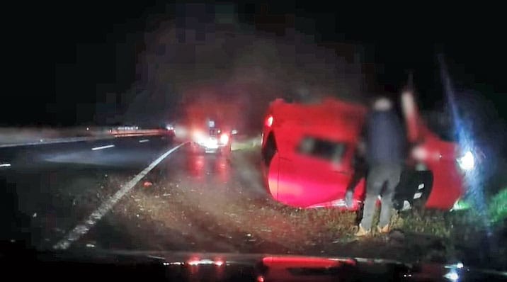 Videón, ahogy felborul egy Suzuki az M3-ason, és az is, hogy azonnal segítenek rajtuk
