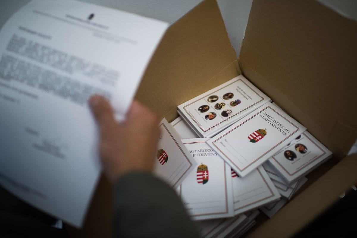 A kormányellenes hangok elfojtását készíti elő az Alaptörvény módosítása