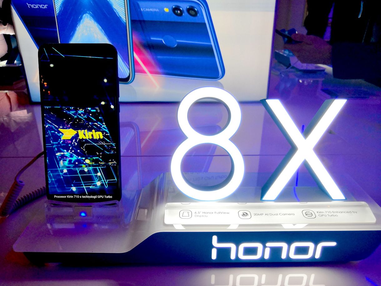 Majdnem csúcsmobil, középkategóriás áron: itt a Huawei új telefonja, a Honor 8X