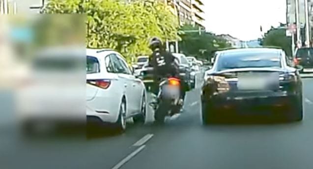 Hatalmasat esett a motoros a Váci úton, amikor két kocsi között próbált elsuhanni – videó