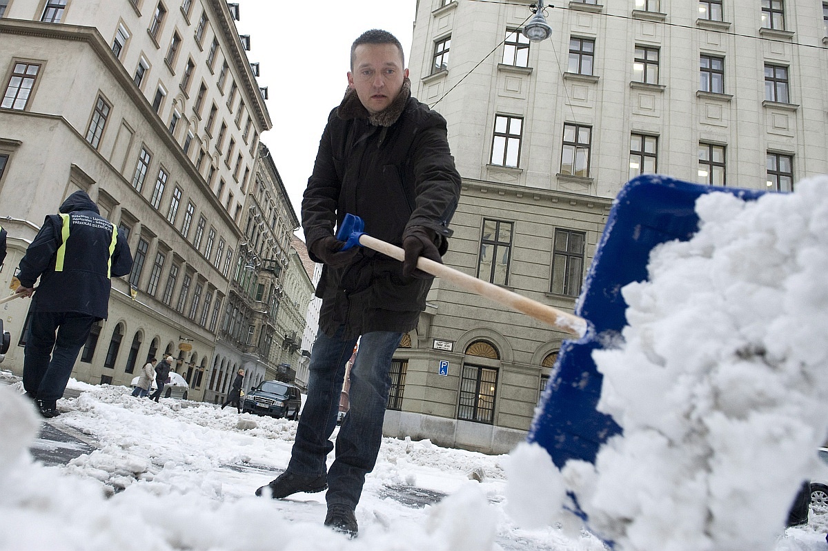 Fotó: Rogán kézbe vette a hólapátot