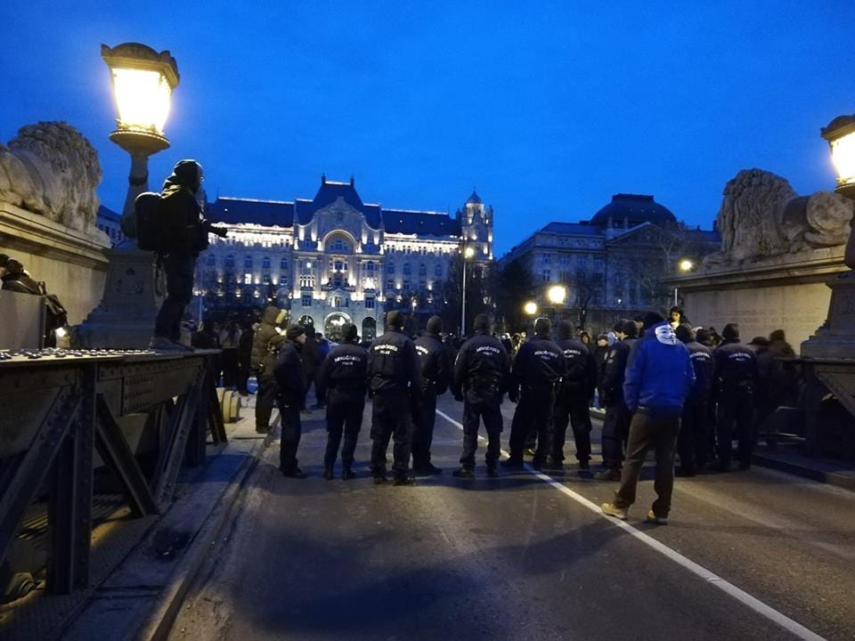 A tüntetők lezárták a Lánchidat