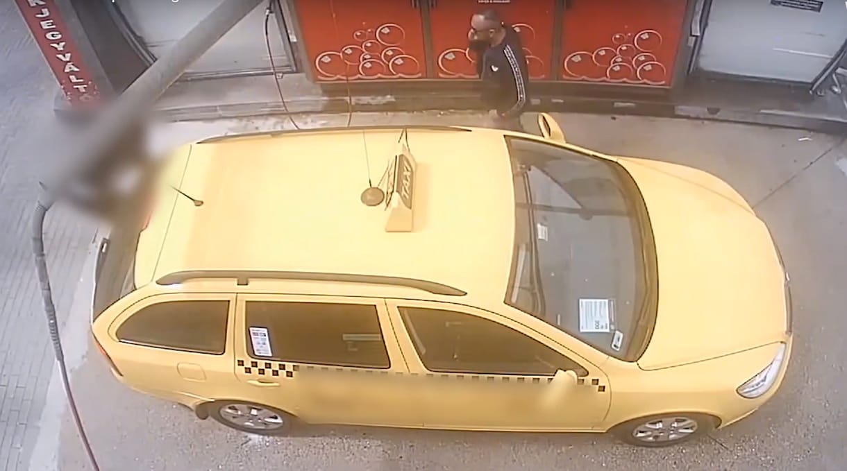 Pofátlan módon loptak meg egy autóját mosó taxist – videó