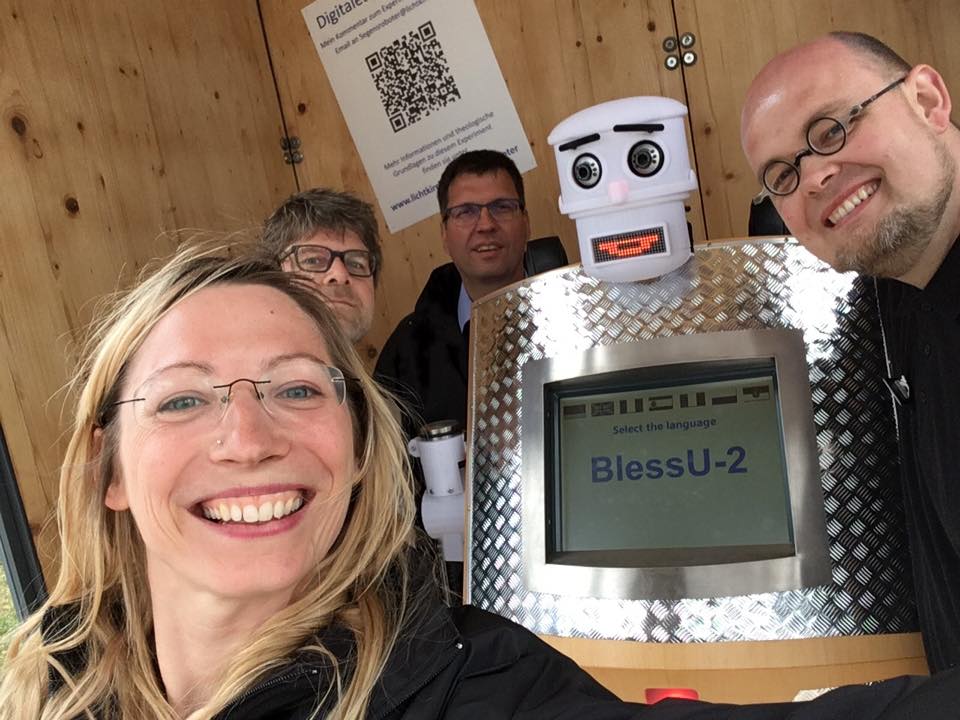 Isteni ötletek: áldást osztó robot és ájtatosságalkalmazás