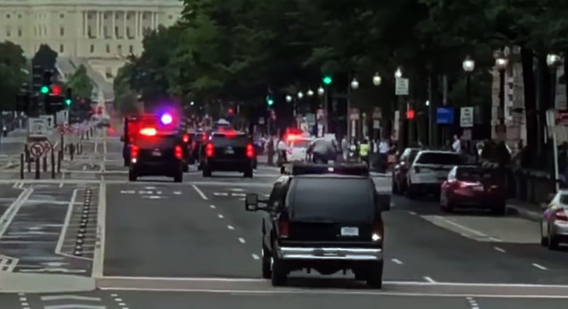 Új játékszere van Donald Trumpnak? Egy elég titokzatos monstrum kíséri az elnököt  