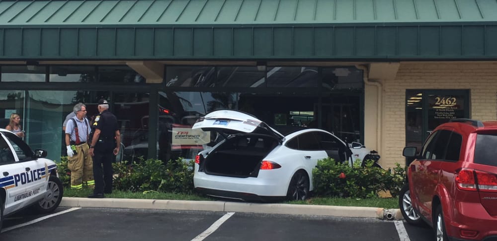 Most egy edzőterembe rombolt be magától egy Tesla? – videó