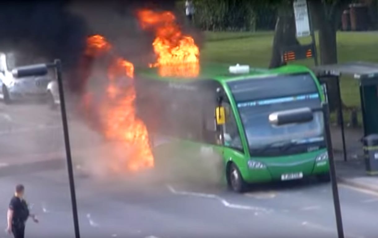Másodpercekkel a robbanás előtt menekítette ki az utasokat az égő busz sofőrje