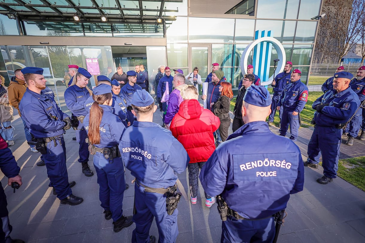 A Momentum feljelentette Orbán Viktort közúti veszélyeztetésért