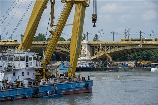 Sávot zártak le a Margit hídon