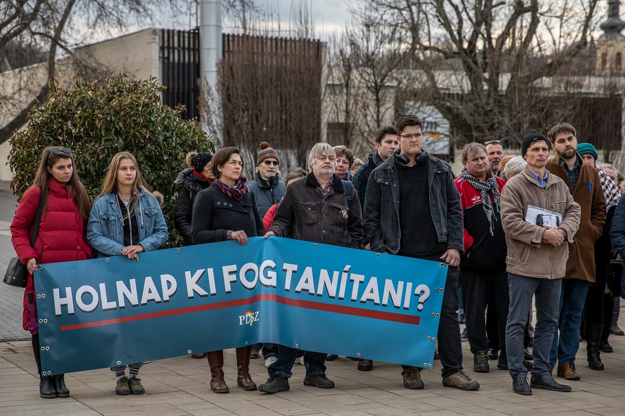 A pedagógusok több vágyát is teljesítené az ellenzék, de a béremelést csak módjával