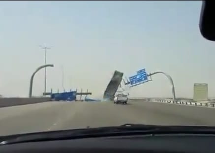 Akciófilmekben sincs ilyen, ahogy ez a billenős teherautó lerombolja a táblákat – videó