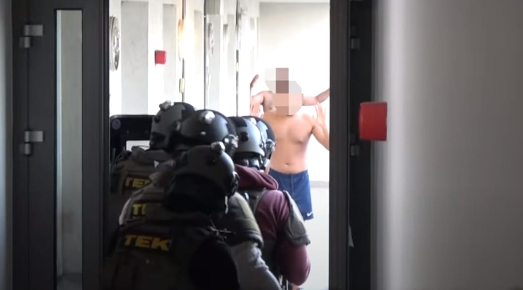 A TEK csapott le egy 17 éves fiúra Erzsébetvárosban, éles lőfegyvereket is találtak