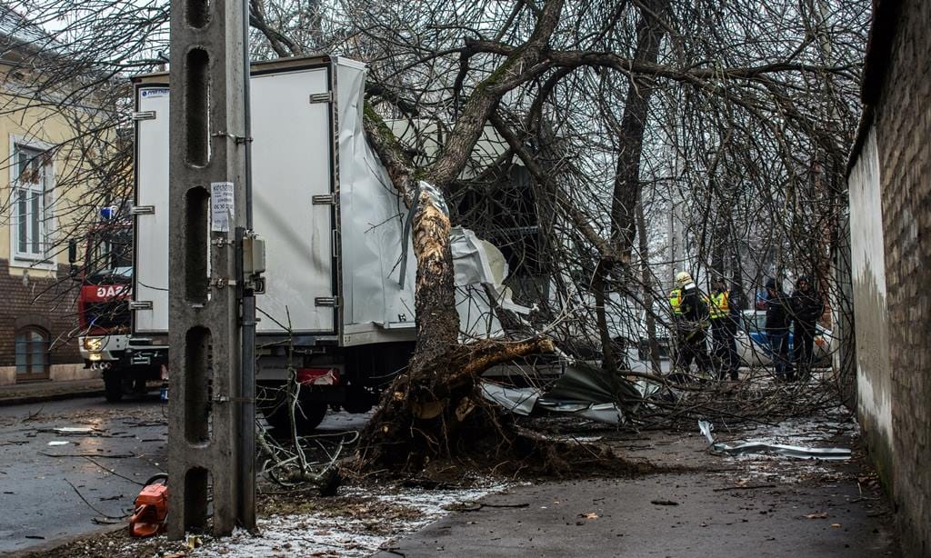 Fotók: Súlyos balesetek történtek a napokban Budapest-szerte