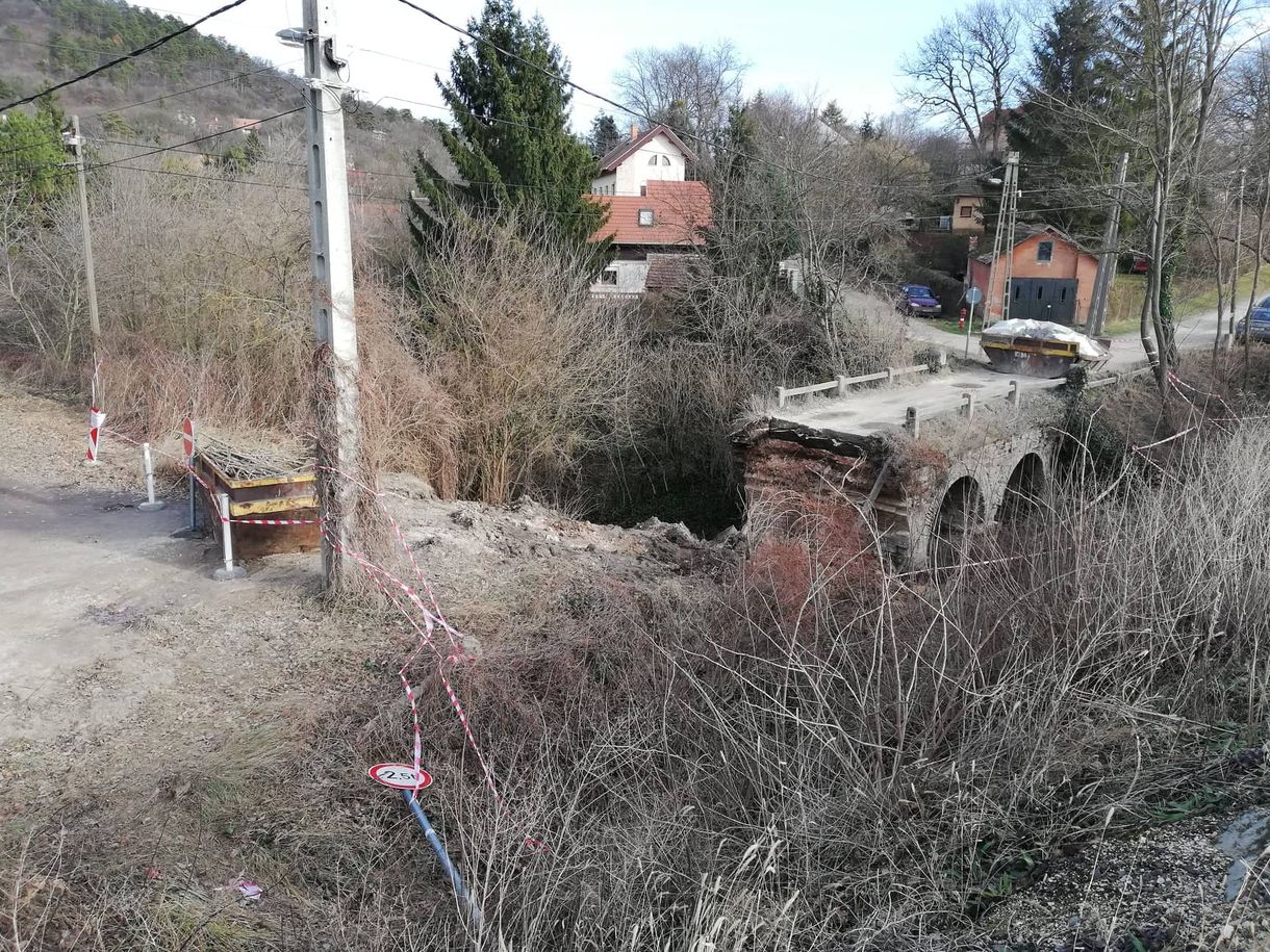 Leomlott egy híd Piliscsabán