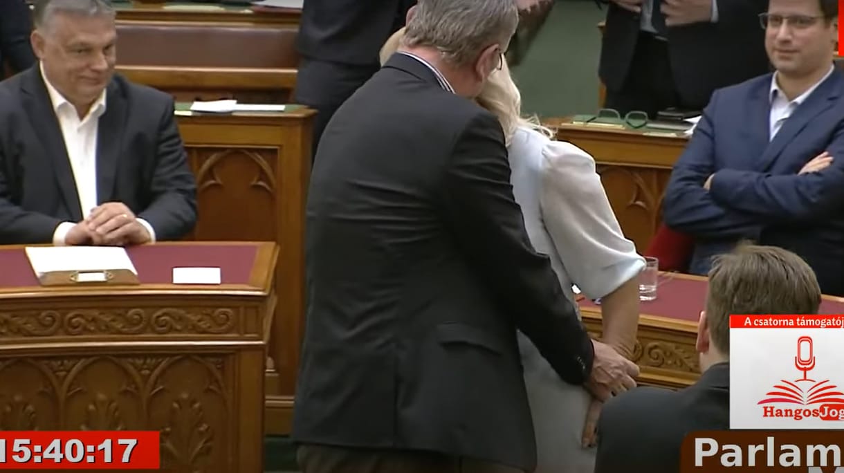 Gyurcsány szorító ölelésével alázta a parlamenti kérdést benyújtó Rácznét Rétvári Bence államtitkár
