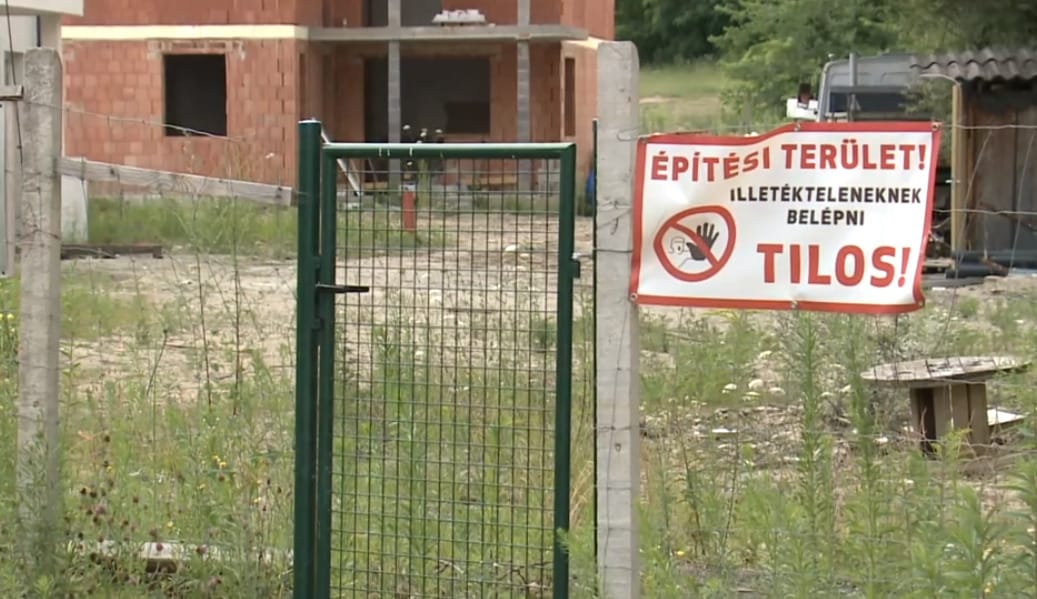 Száznál is több család veszítheti el még meg sem épült lakását Veresegyházon 