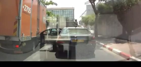 Az út közepén, kényelmesen intézte a dolgait a Mercis, de biztos megbánta - videó